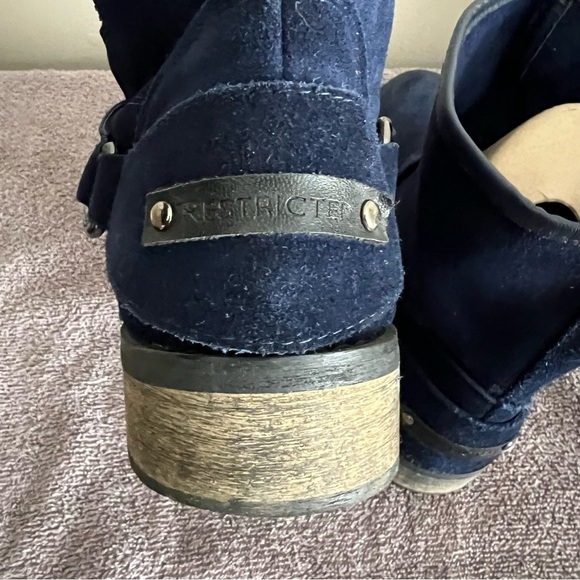 Restricted blue suede ankle booties with outside zip and buckle detail. Elvis - Picture 6 of 9